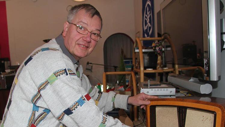 Bei dem antiken Radio schlägt das Herz von Reinhold Franz höher: Der Radio hat ein Gehäuse aus Rosenholz und noch ein rundes magisches Auge. Foto: Sonja Adam