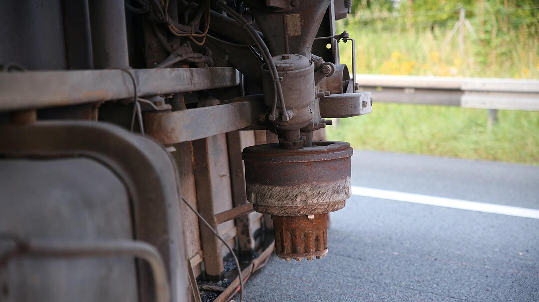 Lkw verliert Hinterreifen und stuerzt um