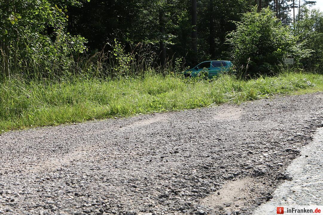 Von der Straße abgekommen - Auto wird in Wald geschleudert