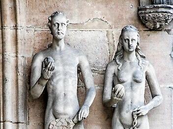 Die Figuren von Adam und Eva am Portal der Coburger Morizkirche. Hier werden die Synodalen mit Landesbischof Heinrich Bedford-Strohm am Sonntag um 18 Uhr den Eröffnungsgottesdienst feiern - in einer Kirche, in der 1530 Martin Luther persönlich predigte. Fotos: Simone Bastian