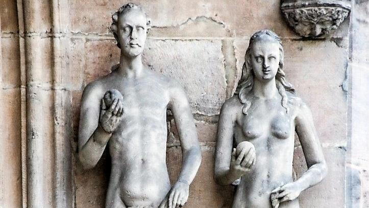 Die Figuren von Adam und Eva am Portal der Coburger Morizkirche. Hier werden die Synodalen mit Landesbischof Heinrich Bedford-Strohm am Sonntag um 18 Uhr den Eröffnungsgottesdienst feiern - in einer Kirche, in der 1530 Martin Luther persönlich predigte. Fotos: Simone Bastian