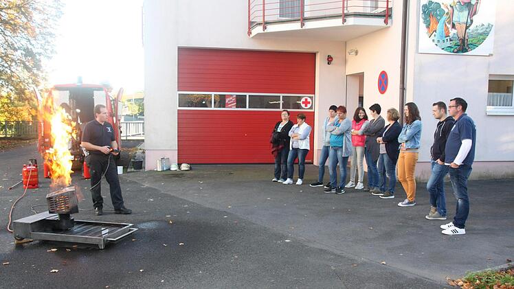 Bei einem Training mit der Freiwilligen Feuerwehr Frankenbrunn, lernten die Teilnehmerinnen, welches Arten von Feuer wie bekämpft werden können.