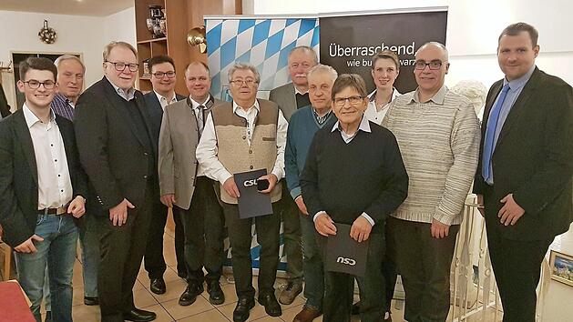 Ehrungen bei der Bad Rodacher CSU (von links): Moritz Regenspurger, Fritz Haas, Hans Michelbach, Christoph Herold, Stephan Schink, Eberhard Vogt, Dietmar Westhäuser, Werner Probst, Dieter Zimmer, Nina Klett, Hartmut Leicht und Martin Mittag. Foto: privat