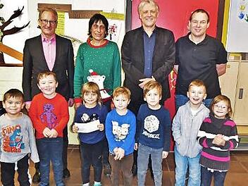 Mit einer Spende von 1000 Euro unterst&uuml;tzt die Firma Baur das "gesunde Fr&uuml;hst&uuml;ck".  Foto: Bernd Kleinert