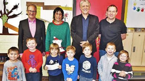 Mit einer Spende von 1000 Euro unterst&uuml;tzt die Firma Baur das "gesunde Fr&uuml;hst&uuml;ck".  Foto: Bernd Kleinert