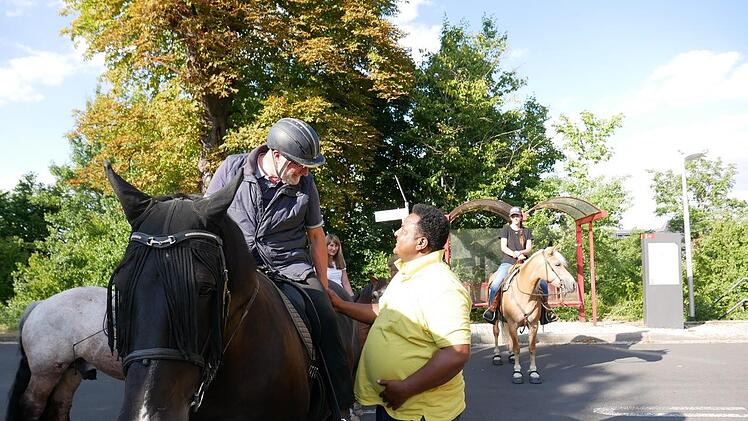 Schon der Übungsritt begeisterte vorbeikommende Passanten. Foto: Heike Beudert