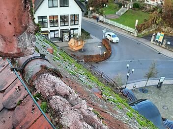 Nicht nur der Mörtel auf dem Dach des Alten Rathauses bröckelt, sondern viele Teile der Bad Brückenauer städtischen Infrastruktur. Jetzt müssen eine Umorientierung und ein Gesamtkonzept her.