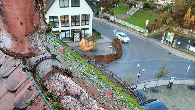 Nicht nur der Mörtel auf dem Dach des Alten Rathauses bröckelt, sondern viele Teile der Bad Brückenauer städtischen Infrastruktur. Jetzt müssen eine Umorientierung und ein Gesamtkonzept her.