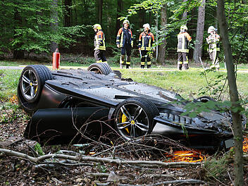 Unfall bei Hösbach: Ferrari nach Überschlag im Wald nur noch Schrottwert