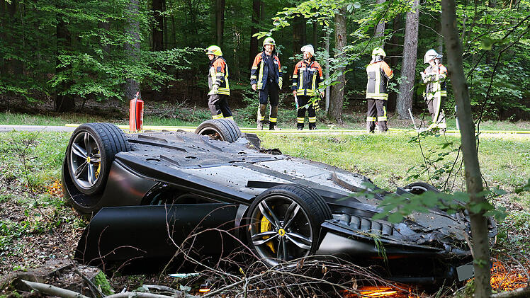 Unfall bei Hösbach: Ferrari nach Überschlag im Wald nur noch Schrottwert