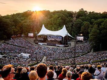 Südamerikanische Rhythmen beherrschen diesmal das Programm beim Abschlusskonzert der Philharmoniker in der Berliner Waldbühne.