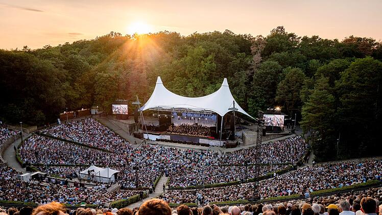 Südamerikanische Rhythmen beherrschen diesmal das Programm beim Abschlusskonzert der Philharmoniker in der Berliner Waldbühne.