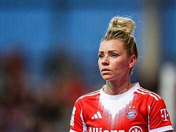 Linda Dallmann von Bayern M&uuml;nchen verl&auml;sst das Spielfeld w&auml;hrend der Liga-Partie Bayern gegen Wolfsburg im Februar 2026. Beide Duelle gingen in der Saison 2025/26 an die M&uuml;nchnerinnen. Dennoch: Der Pokal hat seine eigenen Gesetze und der Wolfsburger Kader ist unbestritten stark.