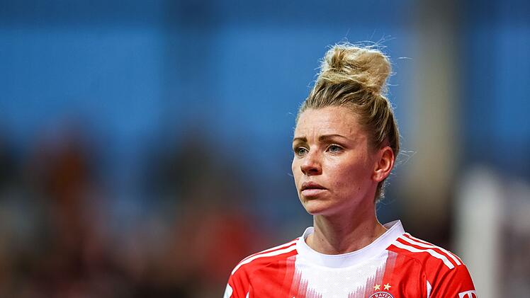 Linda Dallmann von Bayern M&uuml;nchen verl&auml;sst das Spielfeld w&auml;hrend der Liga-Partie Bayern gegen Wolfsburg im Februar 2026. Beide Duelle gingen in der Saison 2025/26 an die M&uuml;nchnerinnen. Dennoch: Der Pokal hat seine eigenen Gesetze und der Wolfsburger Kader ist unbestritten stark.