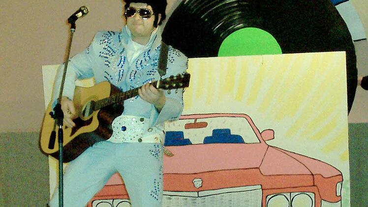 Ralf Greif rockte als "Elvis" die Bühne - und holte das Publikum zurück in längst vergangene Zeiten.Foto: Marina Zimmermann