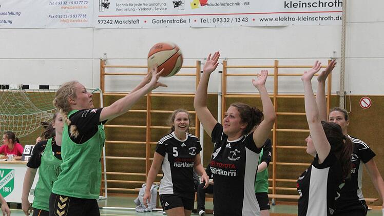 Gegen Weimar versuchen es die Etwashäuser Damen im Basketball mit der klassischen Handball-Verteidigung am Kreis. Foto: Gerd Ludwig