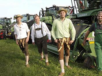 Sascha, Edmund und Dominik Herbst sowie Bernd Leikam (v. l.) freuen sich über die funkelnagelneuen Maschinen. Fotos. Josef Hofbauer