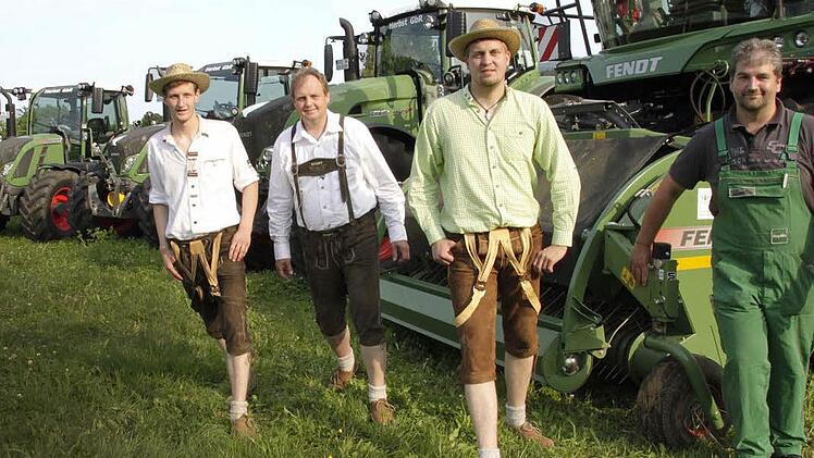 Sascha, Edmund und Dominik Herbst sowie Bernd Leikam (v. l.) freuen sich über die funkelnagelneuen Maschinen. Fotos. Josef Hofbauer