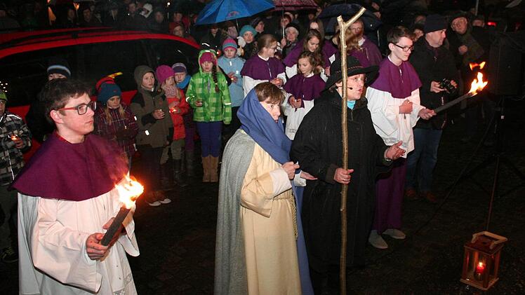 Maria (Waltraud Simon) und Josef (Rosi Emrich) suchen in der Schlüsselfelder Altstadt eine Herberge.  Fotos: Evi Seeger