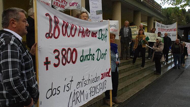 Die Vertreter des Bundes Naturschutz und Anwohner der Bundesstraßen 173 sowie 303 aus den Landkreisen Kronach und Lichtenfels machten vor dem Erörterungstermin ihrem Ärger Luft. Sie plädierten für eine Flächen, Natur und Menschen schonende Lösung bei den Ausbauvorhaben. Fotos: Marco Meißner