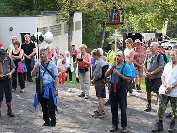 Die Sulzthaler Wallfahrer am Fuße des Kreuzweges hinter der Wallfahrtskirche Fotos: Ralf Ruppert
