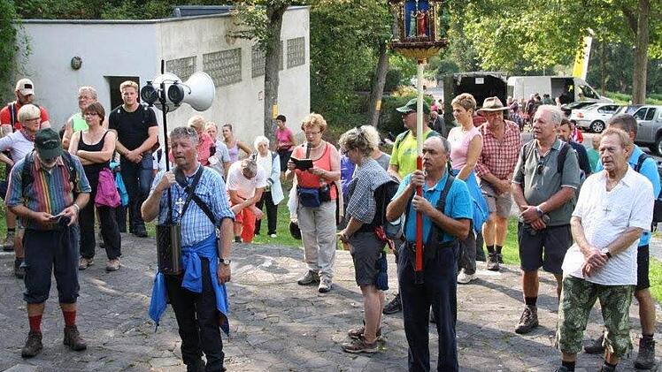 Die Sulzthaler Wallfahrer am Fuße des Kreuzweges hinter der Wallfahrtskirche Fotos: Ralf Ruppert