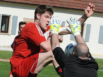 Harte Aktion: Mit hohem Einsatz will der Eltingshäuser Dominik Metzler ein Tor erzwingen gegen Arnshausens Keeper Stefan Krieg.  Foto: Hopf