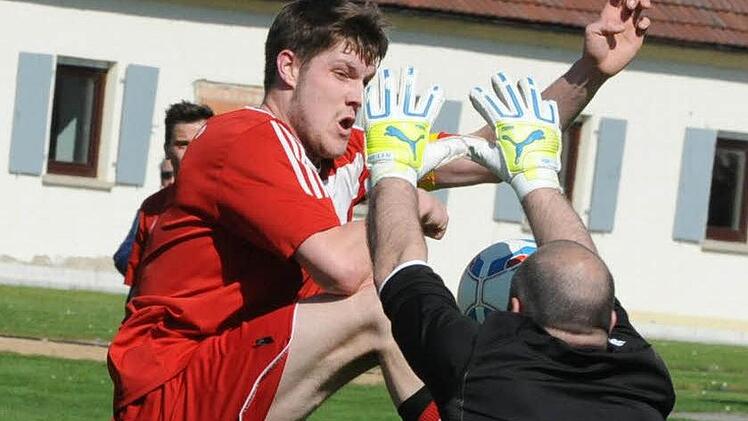 Harte Aktion: Mit hohem Einsatz will der Eltingshäuser Dominik Metzler ein Tor erzwingen gegen Arnshausens Keeper Stefan Krieg.  Foto: Hopf