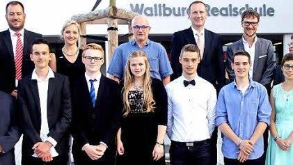 Der Schulbeste, die Klassenbesten und Besten in den Einzelfächern mit den Vertretern der Schule und der Stadt sowie weiteren Gästen (vordere Reihe von links): Direktorin Manuela Küfner, Sebastian Blenk, Fabian Reinwand, Veith Hofmann, Theresa Wachter, Jan Ullrich, Fritz Henrik, Sophia Zehe, Lea Schneiderbanger und Laura Rumpel, die Sponsoren und Bürgermeister Michael Ziegler (im Hintergrund). Fotos: Günther Geiling