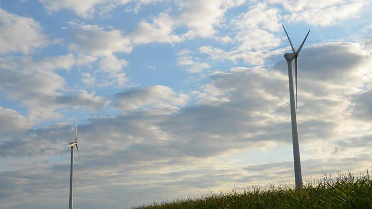 Der Gemeinderat Weißenbrunn hat vorerst die Nase voll von Windkraftanlagen. Er stimmte gegen weitere drei bis vier Mühlen, die mehr als doppelt so hoch würden wie die seit 15 Jahren stehenden bei Gössersdorf, die eine Nabenhöhe von 70 Meter aufweisen.  Foto: Karl-Heinz Hofmann