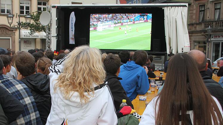 Angespannte Spannung herrschte beim Public Viewing auf dem Marktplatz - bis zum Herzschlagfinale. Foto: Sonny Adam