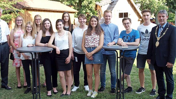 Sie sind die Zukunft - die geehrten Schüler, die einen Schulabschluss bis 2,0 erreicht haben, mit Bürgermeister Gerhard Wunder (rechts) und 2. Bürgermeister Bruno Beierlorzer (links). Von links: Sandy Förtsch, Magdalena Kremer, Lea Kotschenreuther, Sindy Wunder, Kira Engelhardt, Xenia Deuerling, Elena Müller, Nina Hollendonner, David Förtschbeck, Matthias Müller und Niklas Renk.  Fotos: Susanne Deuerling