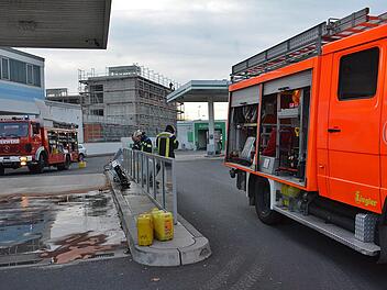 Beim Durchfahren einer Tankstelle in Bad Neustadt hat ein Lkw eine   Dieseltanksäule abgerissen. Foto: Hanns Friedrich