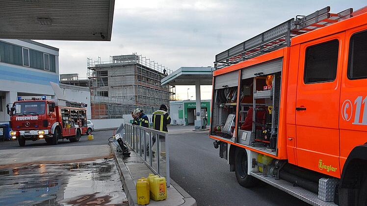 Beim Durchfahren einer Tankstelle in Bad Neustadt hat ein Lkw eine   Dieseltanksäule abgerissen. Foto: Hanns Friedrich
