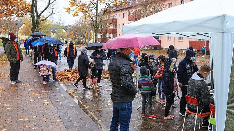 Rund 800 Personen wurden diese Woche in der AEO getestet. Noch scheint sich die Infiziertenzahl in Grenzen zu halten.   Foto: News5/Merzbach