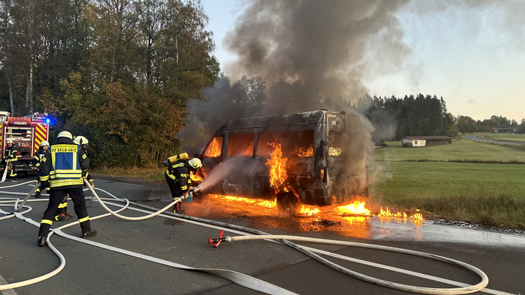 Sprinter in Selb fängt Feuer