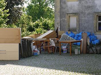 Beschädigte Möbel türmen sich im Hof der Laufer Mühle. Sie sind nur der geringste Teil des Hochwasserschadens.