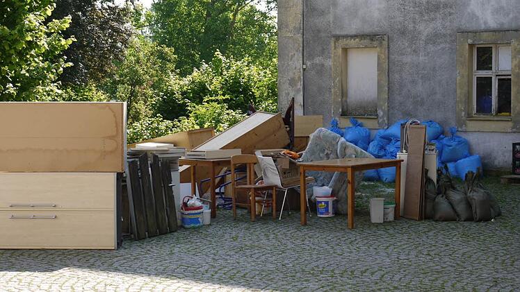Beschädigte Möbel türmen sich im Hof der Laufer Mühle. Sie sind nur der geringste Teil des Hochwasserschadens.