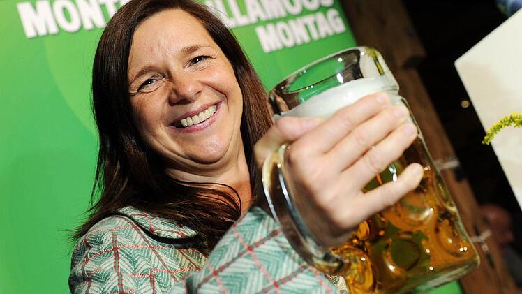 Katrin Göring-Eckardt, die Spitzenkandidatin von Bündnis 90/Die Grünen für die Bundestagswahl, prostet am 02.09.2013 in Abensberg (Bayern) beim politischen Gillamoos-Frühschoppen mit einem Bierkrug zu. Das Gillamoos ist eines der größten und ältesten Volksfeste Niederbayerns und bietet traditionell einen politischen Schlagabtausch der Parteien. Foto: Tobias Hase/dpa