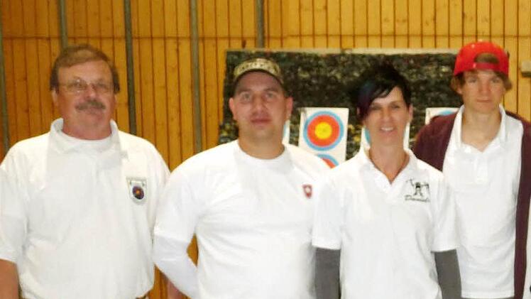 Gaumeister Compoundbogen/ Langbogen: Unser Bild zeigt (von links) Willi Wolf, Holger Fritsch, Daniela Reich und Adrian Bier.