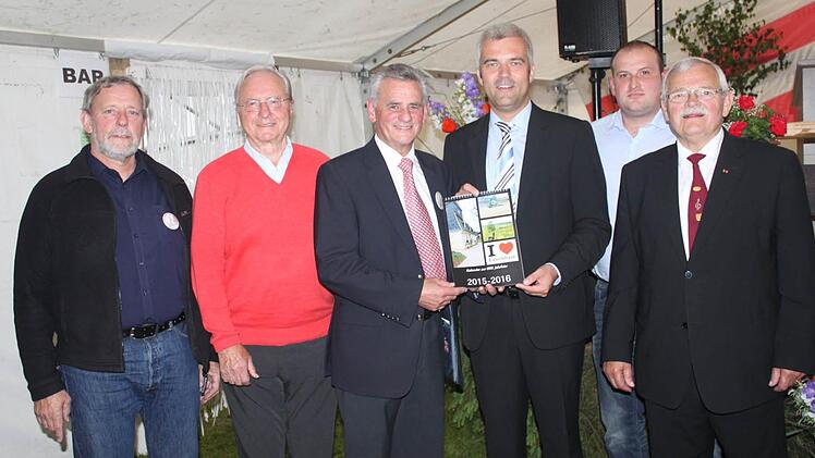 Als Geschenk erhielt der Schirmherr einen Kalender von Lauenhain (v. l.): Kreisheimatpfleger Siegfried Scheidig, Altlandrat Heinz Köhler, Landrat Oswald Marr, Bürgermeister Timo Ehrhardt, Ortssprecher Stefan Grüdl und ehemaliger Bürgermeister von Lauenhain, Willi Rentsch.