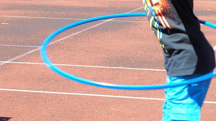 Ein Profi im Hula-Hoop: Moderator Nils macht auch "im Ring" eine gute Figur.