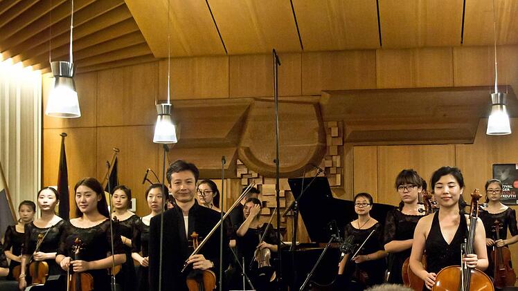 Das Streicherensemble der Renmin University of China gastierte im Rathaussaal Neustadt.Foto: Jochen Berger