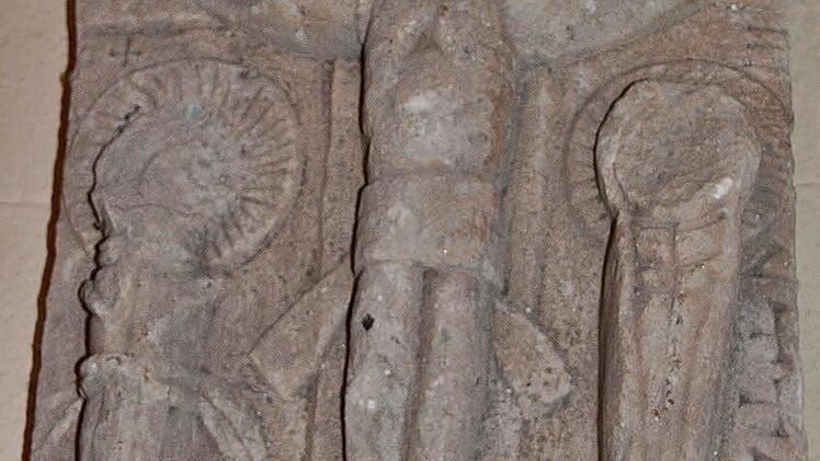 Diese steinerne Bildtafeln aus dem 16. Jahrhundert ist ein Relikt aus der sakralen Abteilung des einstigen Grabfeldmuseums. Im Turm der Stadtpfarrkirche hat sie nun einen würdigen Platz gefunden. Foto: Hanns Friedrich
