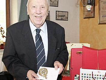 Bernhard Küfner freut sich über die goldene 90. Sein 100. Geburtstag würde übrigens auf einen Sonntag fallen, hat der Jubilar schon mal recherchiert . . . Fotos: Sonja Asdam