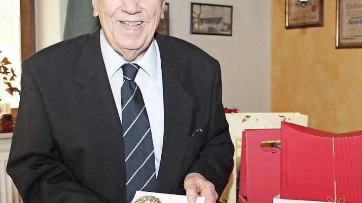 Bernhard Küfner freut sich über die goldene 90. Sein 100. Geburtstag würde übrigens auf einen Sonntag fallen, hat der Jubilar schon mal recherchiert . . . Fotos: Sonja Asdam