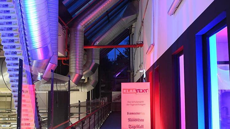 Rund 30 Lehrerinnen und Lehrer kamen am Donnerstagabend in das Druckzentrum der Mediengruppe Oberfranken: Unter dem Motto "KLARTEXT! bewegt was" bekamen sie viele Impulse für einen spannenden Medienunterricht. Foto: Ronald Rinklef