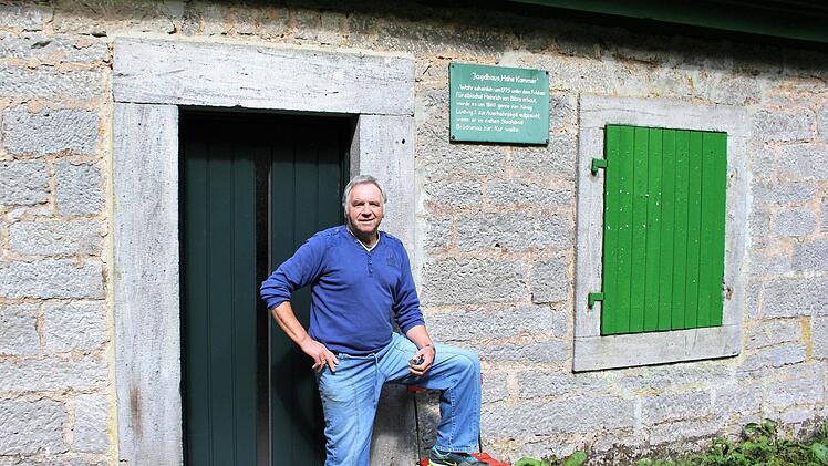 "Lolas Badewanne", die Pferdetränke vor der Jagdhütte auf dem Berg Hohe Kammer bei Motten. Foto: Julia Raab