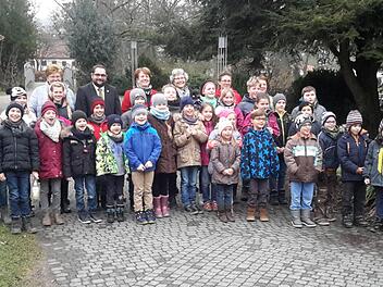 Rund 30 Mädchen und Jungen waren zur Gründungsversammlung der Kinder- und Jugendgruppe des Obst- und Gartenbauvereins Bad Brückenau gekommen. Das obligatorische Erinnerungsfoto mit den Initiatoren und Ehrengästen vor der Georgi-Kurhalle durfte dabei im Programm natürlich nicht fehlen. Foto: Rolf Pralle