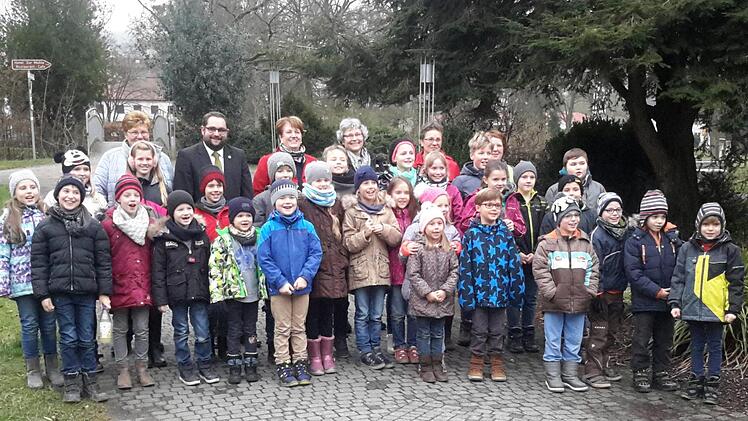 Rund 30 Mädchen und Jungen waren zur Gründungsversammlung der Kinder- und Jugendgruppe des Obst- und Gartenbauvereins Bad Brückenau gekommen. Das obligatorische Erinnerungsfoto mit den Initiatoren und Ehrengästen vor der Georgi-Kurhalle durfte dabei im Programm natürlich nicht fehlen. Foto: Rolf Pralle